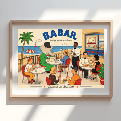 A bright 1950s-style illustration poster titled "BABAR mange dans un diner" in bold blue and black script. The scene shows an outdoor diner balcony overlooking a sandy beach and blue ocean with a sailboat. On the left, the cartoon elephant King Babar sits at a round white table in a green suit and top hat, reading a menu. Several other patrons are seated at tables on red chairs eating burgers and ice cream sundaes, while a waiter in a bowtie takes notes.