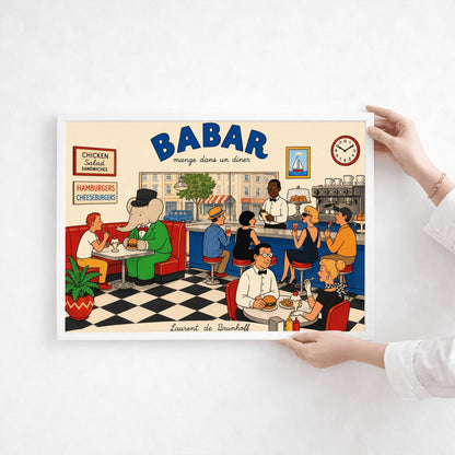 A colorful 1950s-style illustration poster titled "BABAR mange dans un diner" in bold blue and black lettering. The scene shows the interior of a lively retro diner with a black-and-white checkered floor. On the left, the cartoon elephant King Babar sits in a red leather booth wearing a green suit and top hat while eating a burger. Patrons sit at a long blue counter on stools and around tables eating burgers and sundaes, while a waiter takes orders.
