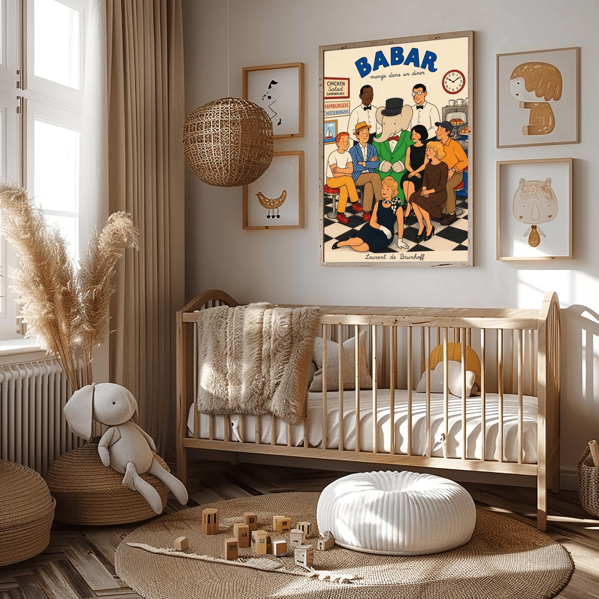 A retro 1950s-style illustration poster titled "BABAR mange dans un diner" in bold blue text at the top. The print features a close-up group portrait of characters inside a diner with a black-and-white checkered floor. In the center, the cartoon elephant King Babar wears his green suit and black top hat. He is surrounded by two smiling waiters in white shirts and bow ties, five patrons sitting closely on stools, and a blonde woman in a black dress and polka-dot scarf posing on the floor in front