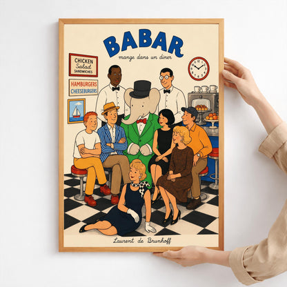 A retro 1950s-style illustration poster titled "BABAR mange dans un diner" in bold blue text at the top. The print features a close-up group portrait of characters inside a diner with a black-and-white checkered floor. In the center, the cartoon elephant King Babar wears his green suit and black top hat. He is surrounded by two smiling waiters in white shirts and bow ties, five patrons sitting closely on stools, and a blonde woman in a black dress and polka-dot scarf posing on the floor in front