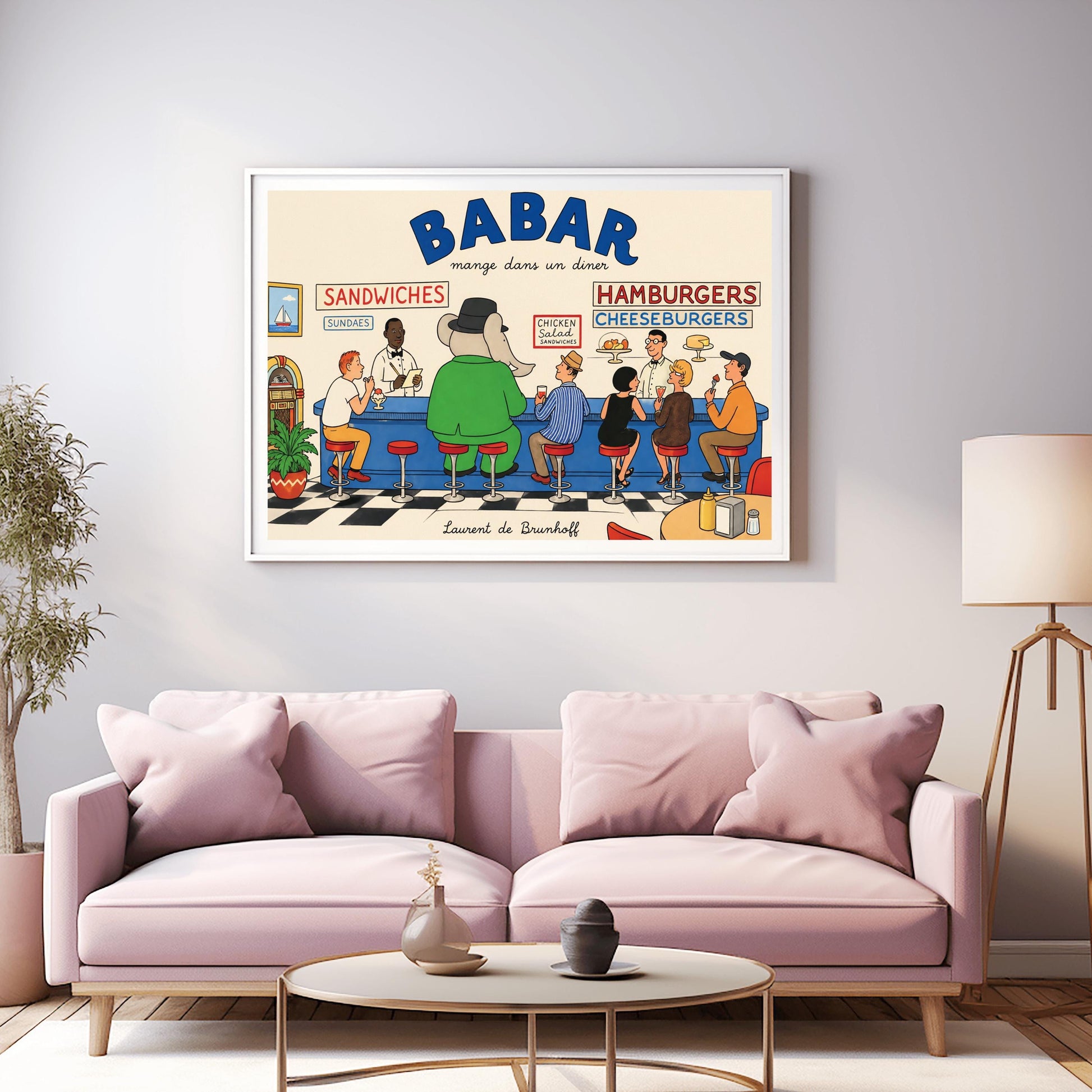 A horizontal illustration in the style of Laurent de Brunhoff titled "Babar mange dans un diner." Babar the Elephant, wearing a green suit and grey hat, sits on a red stool at a long blue diner counter. Several people sit around him, including a man in a striped shirt and a woman in a black dress. A waiter in a white jacket takes an order. The room has a black-and-white checkered floor, a jukebox on the left, and signs for "Sandwiches" and "Hamburgers" on the back wall.