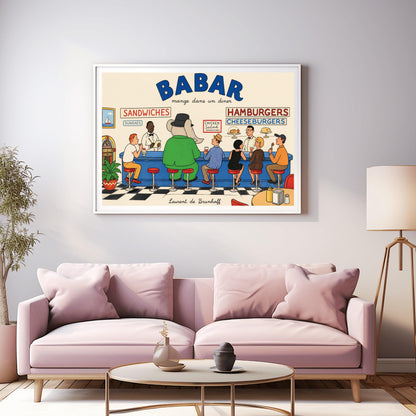 A horizontal illustration in the style of Laurent de Brunhoff titled "Babar mange dans un diner." Babar the Elephant, wearing a green suit and grey hat, sits on a red stool at a long blue diner counter. Several people sit around him, including a man in a striped shirt and a woman in a black dress. A waiter in a white jacket takes an order. The room has a black-and-white checkered floor, a jukebox on the left, and signs for "Sandwiches" and "Hamburgers" on the back wall.